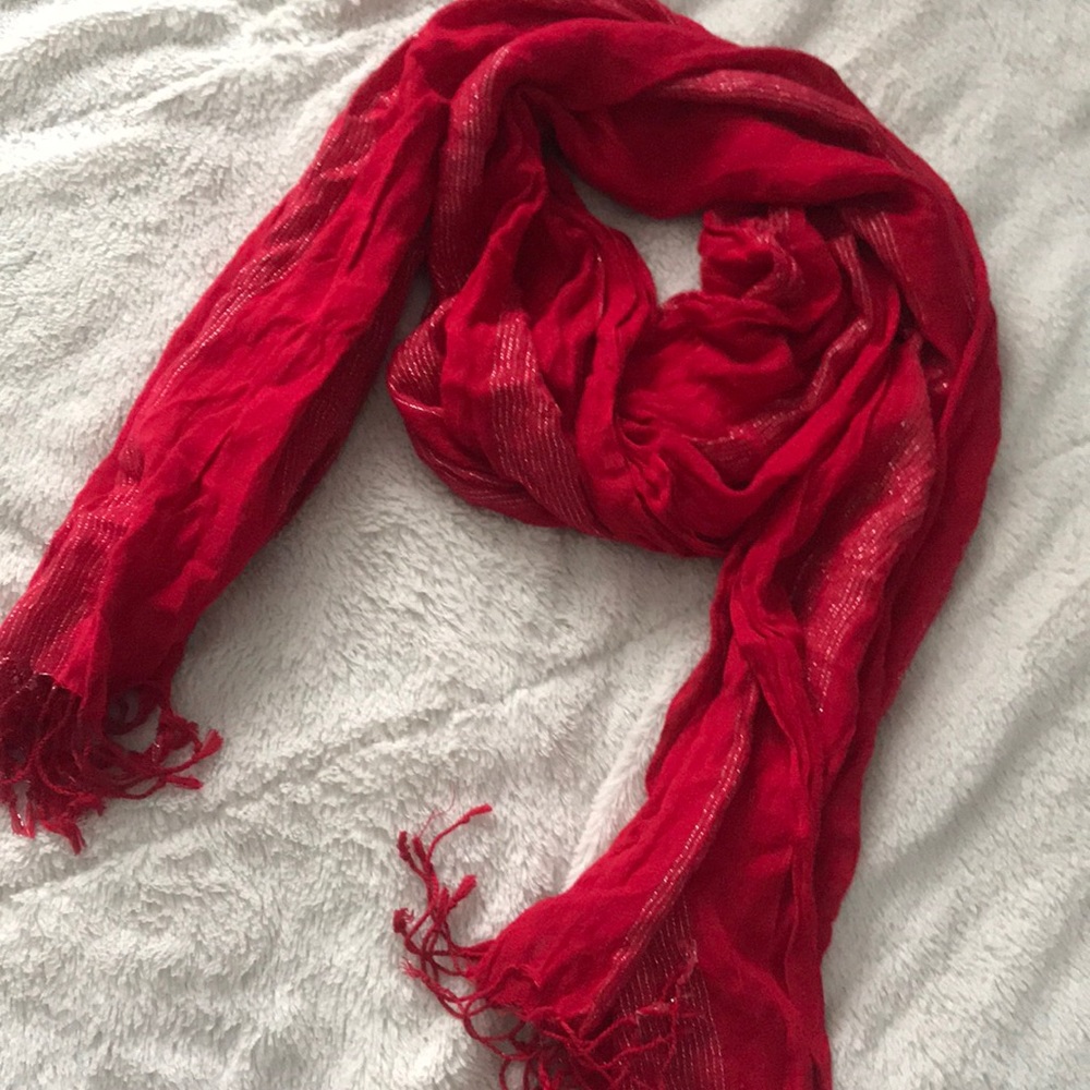 🗻 Red scarf